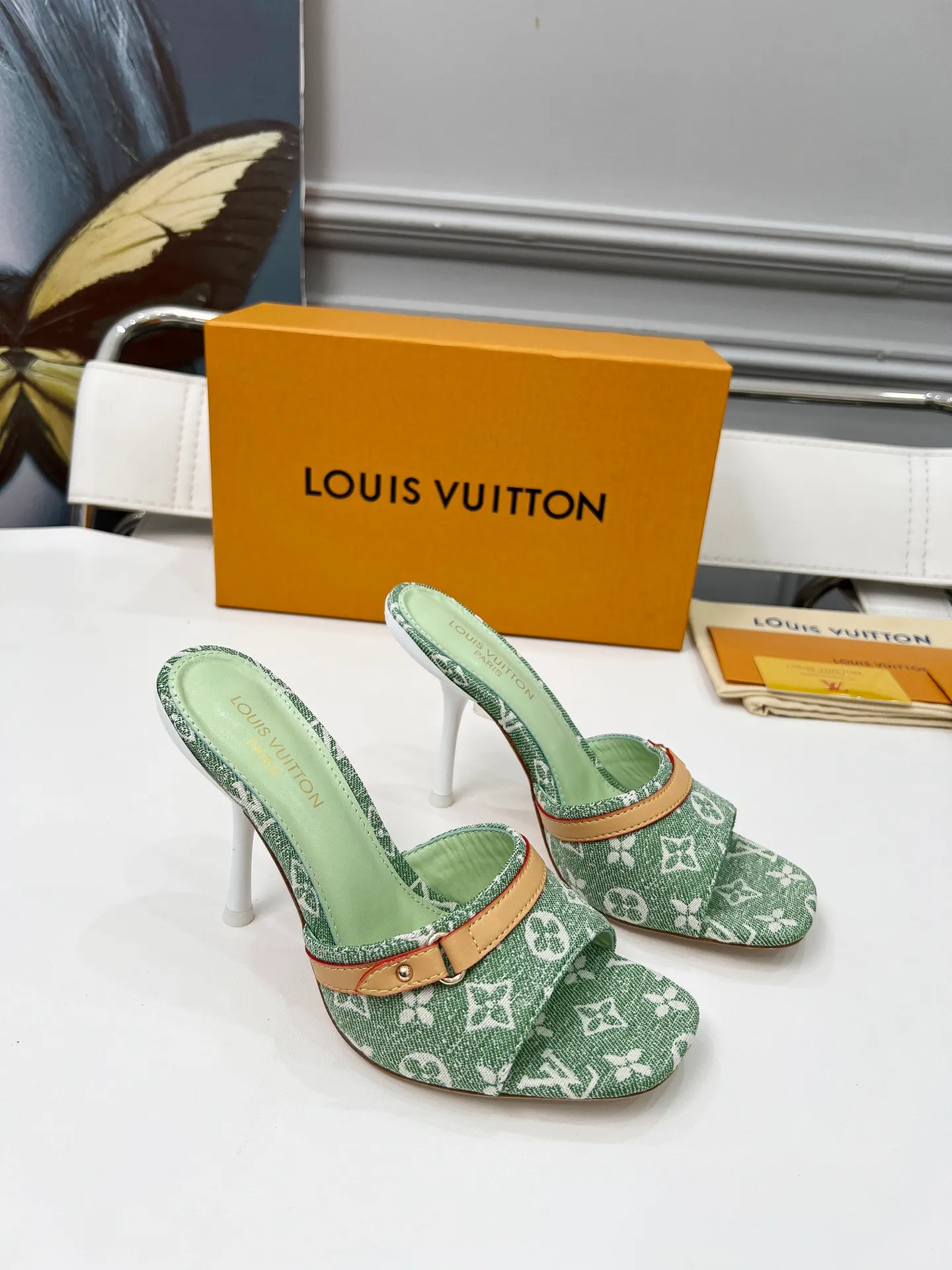 👟👟Ex-factory price 440👟👟 LV new denim kitten heel slippers 2025 summer must-have for goddesses, original replica, super comfortable on the feet. Show off the queen's temperament, the heel height is 9.5CM, which shows your temperament without being tiring. Leather outsole. Standard code: 35-42 (41 and 42 codes are customized, non-returnable and non-exchangeable)